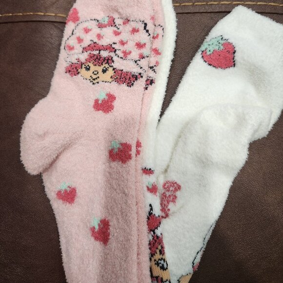 COPY - STRAWBERRY SHORTCAKE Ladies 2 Pair Of Fuzzy Plush Socks - Picture 5 of 5